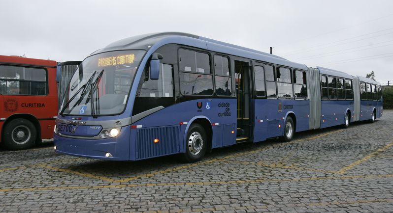 Ônibus, que começa a circular no sábado (16), é promessa de maior rapidez e conforto par ao usuário | Antonio More/Gazeta do Povo