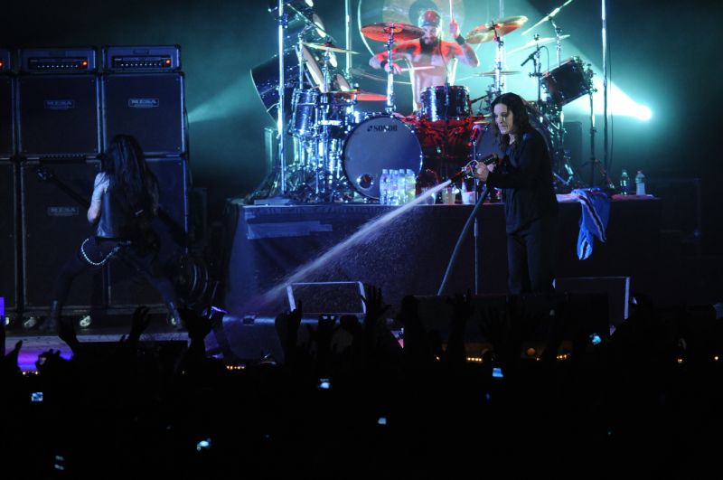 Ozzy presenteou o público com muita espuma disparada de uma mangueira que mantinha no palco | Bruno Alencastro / Correio do Povo