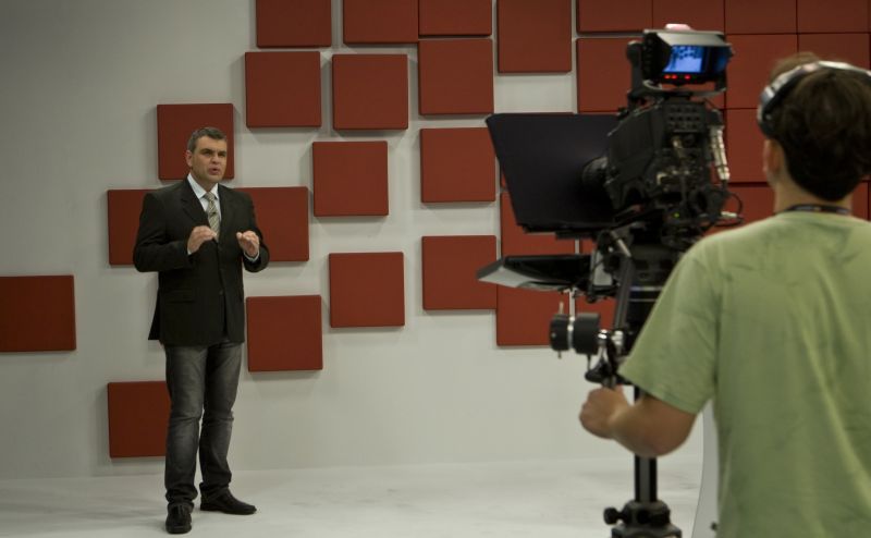 Régis Rieger, âncora do ÓTV Jornal, no estúdio: cobertura completa dos principais acontecimentos do dia na cidade | Antonio Costa/Gazeta do Povo