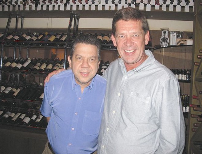 Professor pasquale visita Junior Durski -O chef Junior Durski teve uma grande surpresa na semana do seu aniversário de 49 anos: o professor Pasquale Cipro Neto, conhecido mestre da língua portuguesa, esteve em Curitiba e fez questão de jantar no sofisticado restaurante do amigo Junior, onde foi recebido com o serviço impecável e cardápio primoroso da casa. | 