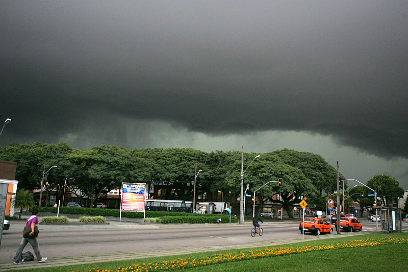 O céu escureceu em Curitiba por volta das 16h30: calor e umidade provocaram a forte pancada de chuva que causou transtornos nas regiões Sul e Leste da cidade | Ivonaldo Alexandre/Gazeta do Povo