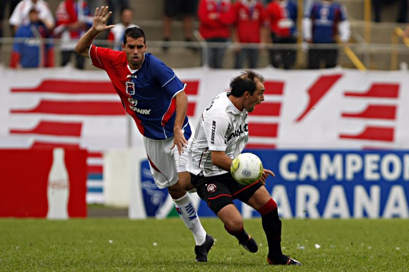 O volante Serginho se destacou na marcação do maestro rubro-negro Paulo Baier e lamentou a desatenção nos gols do rival | Walter Alves/ Gazeta do Povo