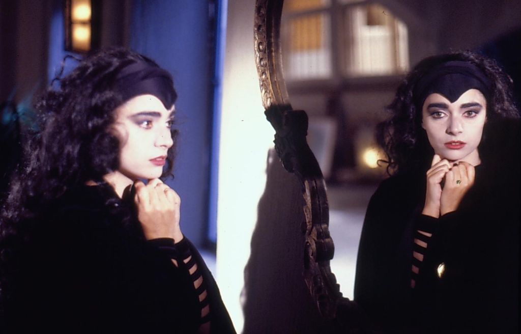 Claudia Ohana no papel da cantora Natasha, personagem da novela Vamp | Divulgação