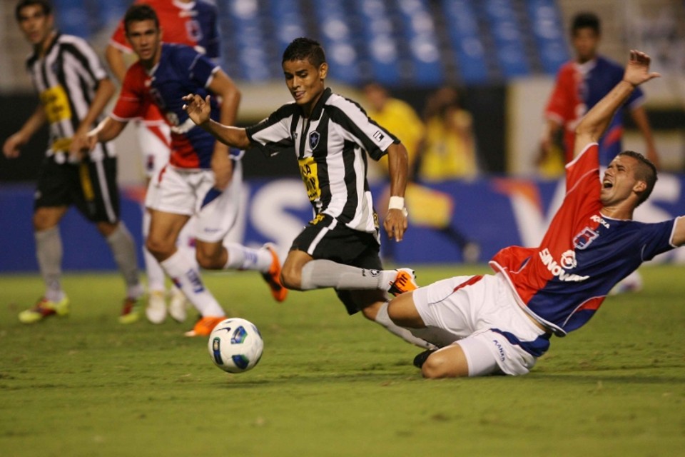 Serginho disputa jogada com o ex-paranista Éverton no Engenhão: Tricolor não conseguiu enfrentar o Botafogo de igual para igual | André Mourão / Agência O Dia
