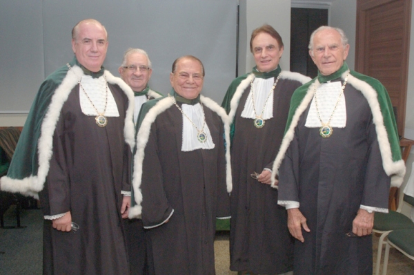 HOMENAGEM MERECIDA -Ainda repercutindo a homenagem recebida pelo dr. Ivo Pitanguy em Curitiba, que recebeu a medalha Ary de Christan da Academia Paranaense de Medicina, em concorrido evento na Associação Médica do Paraná. Pitanguy, um dos mais reconhecidos cirurgiões plásticos do mundo, recebeu a merecida honraria a convite do acadêmico Manoel Augusto Cavalcanti, seu ex-aluno, que o recepcionou ao lado de colegas de diversas especialidades, que fizeram questão de cumprimentar o renomado médico. Dr. Pitanguy (ao centro), ladeado pelos acadêmicos dr. José Fernando Macedo, dr. Hélio Germiniani, dr. Manoel Augusto Cavalcanti e dr. Jayme Guellman |