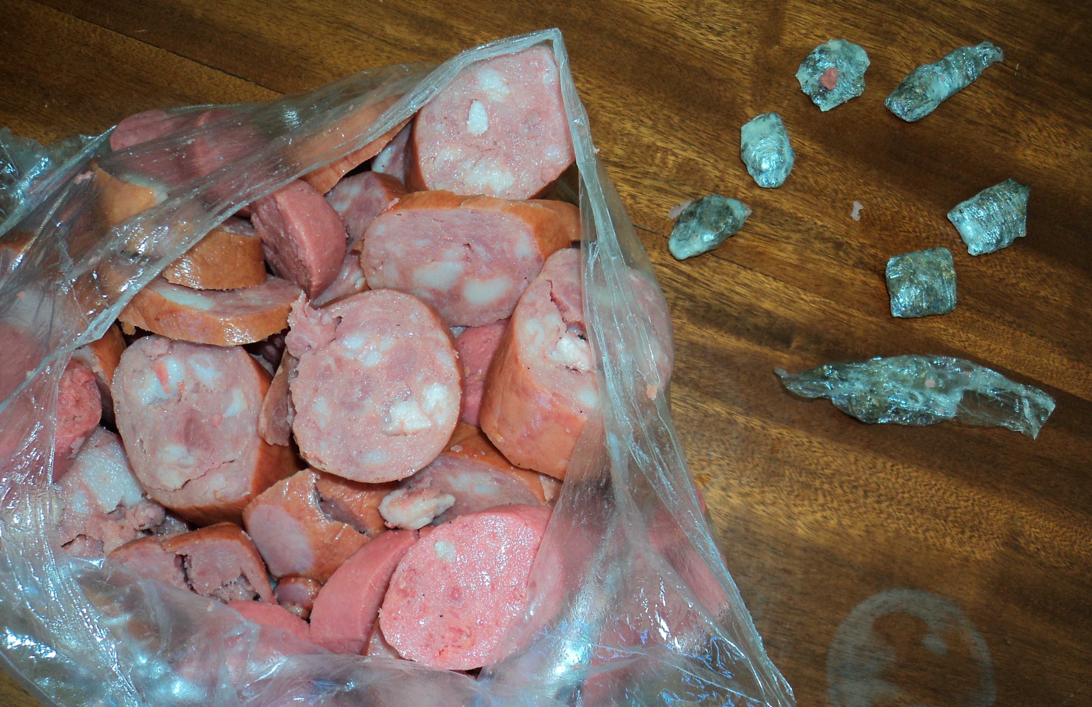 Sete porções de maconha estavam escondidas entre a comida. Mulher foi indiciada por tráfico | Sesp