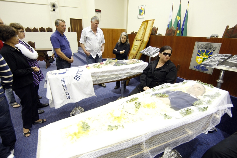 Familiares e amigos velam os corpos de Jorge e Antônio Grando na Câmara Municipal de Pinhais: crime chocou a cidade | Antonio More/Gazeta do Povo