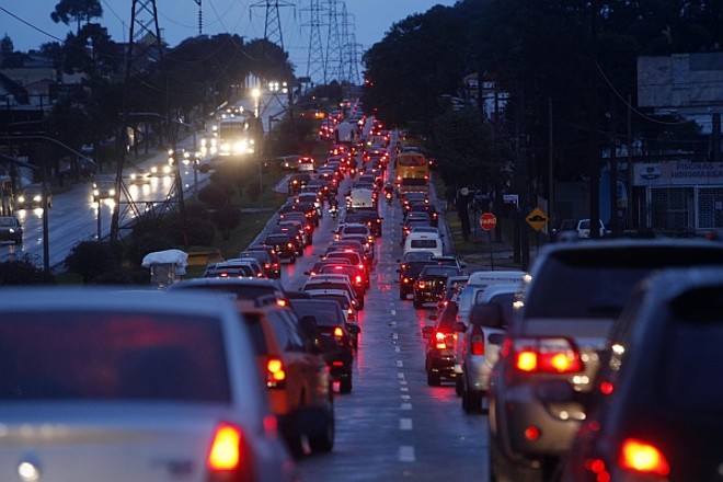 Queda de árvore e semáforos apagados deixaram o trânsito confuso na Avenida das Torres |