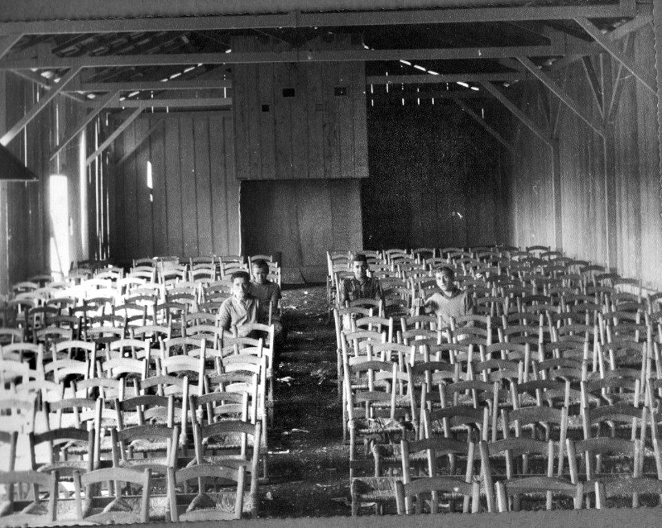 Interior do Cine São Cristóvão no barracão onde começou. Destaque para as cadeiras de polaco, que acomodavam os espectadores. Foto de 1962 |