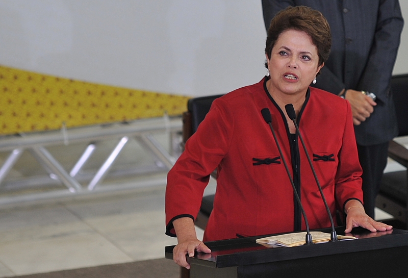 Com a voz embargada e demonstrando estar abatida a presidenta Dilma Rousseff cancela cerimônia para comemorar a marca de 1 milhão de empreendedores individuais formalizados e homenageia com um minuto de silêncio as crianças que foram mortas no Rio de Janeiro | Antonio Cruz/ABr