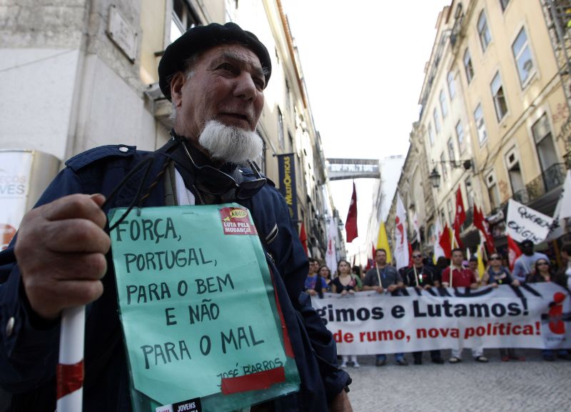 Protesto contra o desemprego reuniu 2 mil pessoas ontem, em Lisboa | Hugo Correia / Reuters