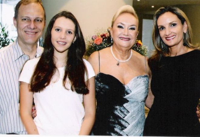 Com movimentado almoço, a empresária Eliana Tramujas, da Karamgatur, terceira da esquerda para a direita, comemorou nova idade. Na foto, seu genro Alexandre Varela, a neta Paula e a filha Márcia Karam Varela |