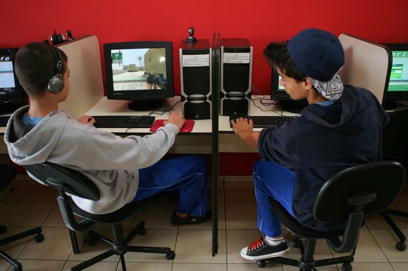 Mateus dos Reis e Lucas Andrey Corchak frequentam lan house na capital mesmo com computador em casa | Ivonaldo Alexandre/Gazeta do Povo