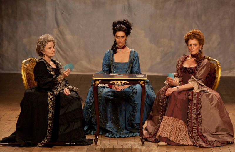 Maria Fernanda Cândido (centro) está no elenco da peça "Ligações Perigosas" | João Caldas/Divulagação