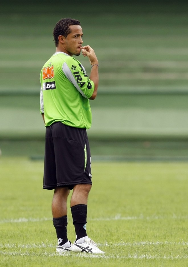 Motor­­zinho do meio de campo coxa-branca, Rafinha tem cinco gols e sete assistências no ano | 
