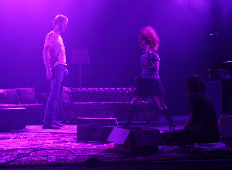 Weber e Natália Lage em cena. Peça também conta com participações de Maureen Miranda e Luiza Mariani no elenco | Murilo Hauser / Divulgação