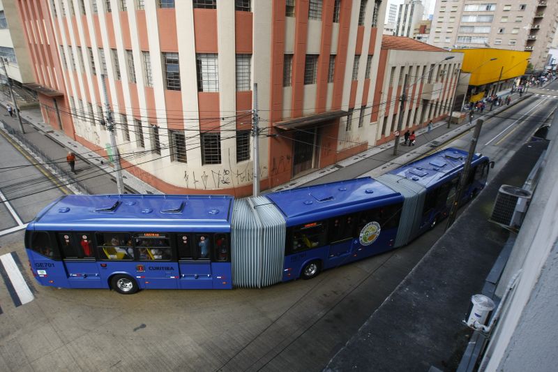 Ligeirao Azul passa pelo cruzamento das ruas Lourenco Pinto e Pedro Ivo. Corredor de circulação é a Avenida Marechal Floriano Peixoto | Marcelo Elias - Agência de Notícias Gazeta do Povo
