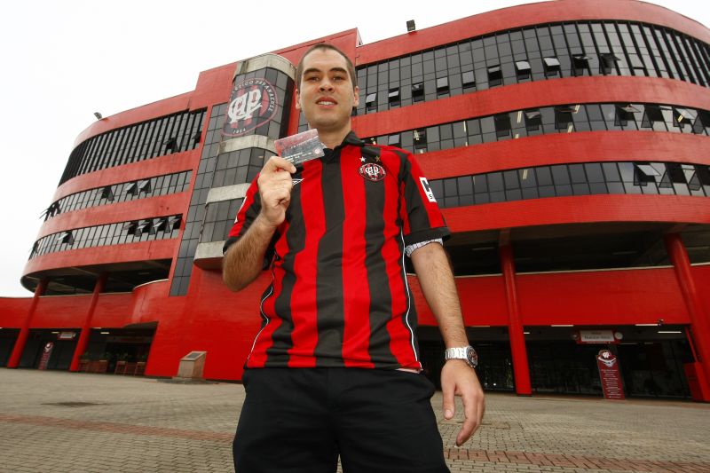 O jogo é mais um elemento. Muitas vezes não o principal. Por isso, mesmo quando sei que a partida será ruim, eu vou. Essa é a vantagem: saber que, independentemente da importância, teu lugar estará lá guardado, com os amigos te esperando.Gustavo Rolin, torcedor atleticano | Anotonio More/Gazeta do Povo