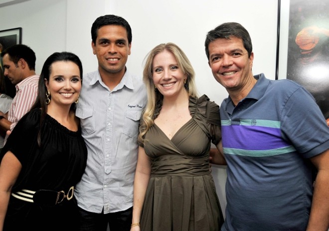As anfitriãs Flávia Focaccia Justus (à esq.) e Chayane Godoy com o ex-jogador do Coritiba Reginaldo Araújo (de camisa clara) e o coordenador de futebol do clube, Felipe Ximenes, no coquetel de inauguração da Podium, primeira clínica de psicologia do esporte de Curitiba, no Jardim Social. O evento reuniu o mundo esportivo da capital |