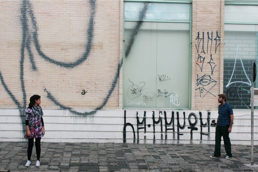 A atuação de Caminhos se mistura ao cotidiano das ruas e deixa os passantes intrigados ao propor uma caminhada para ver os atores em ação