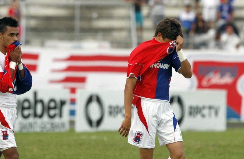 Lima deixa o gramado de cabeça baixa, envergonhado com a campanha do Paraná, rebaixado para a Segunda Divisão no Estadual | Daniel Castellano/Gazeta do Povo