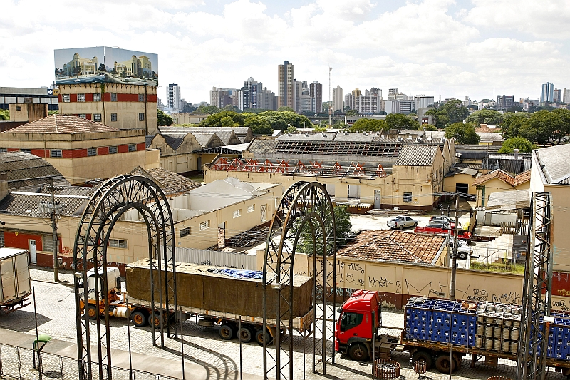 Panorama da demolição: depois de 110 anos, a Leão Júnior vai abaixo para ceder lugar a prédio da Universal | Antônio More / Gazeta do Povo
