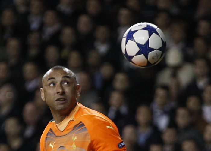 Goleiro Gomes observa a bola passar na falha no chute de Cristiano Ronaldo | Stefan Wermuth / Reuters