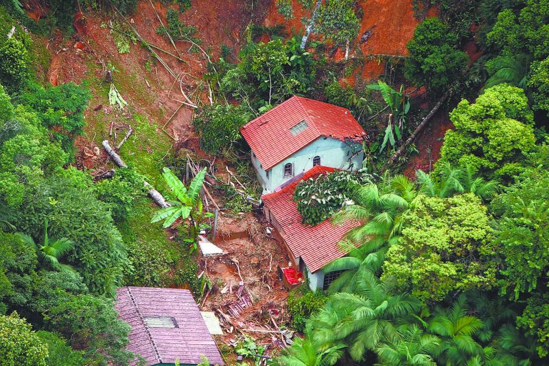 Antonina, no litoral do estado: perigo de novos desmoronamentos no perímetro urbano, assim como ocorreu no início de março | Hedeson Alves/Gazeta do Povo