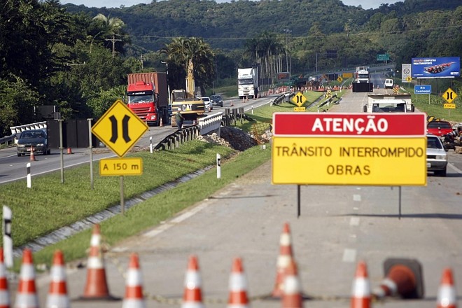 O trecho da ponte sobre o Rio Sagrado, na BR-277, é um dos que ainda têm restrições no caminho entre Curitiba e o litoral do estado | 