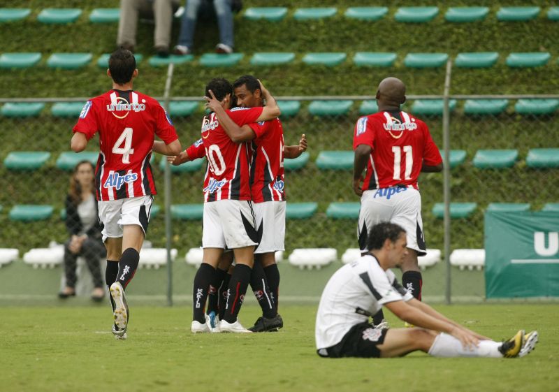 Jogadores do Roma comemoram vitória que garantiu o time de Apucarana na Primeira Divisão do Paranaense | Antônio More / Gazeta do Povo