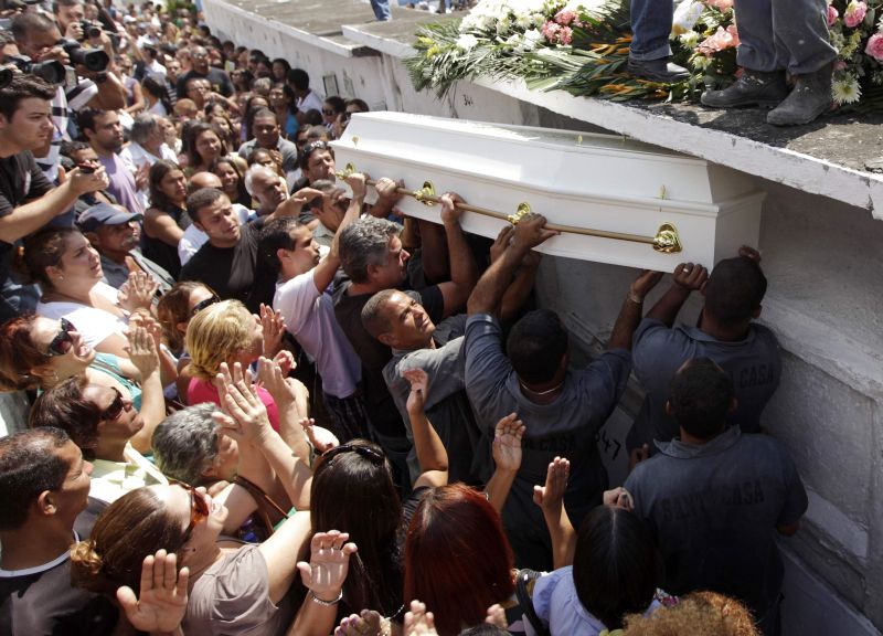 Amigos e parentes acompanham o enterro de Laryssa Silva Martins, no início da tarde desta sexta-feira | Ricardo Moraes/Reuters