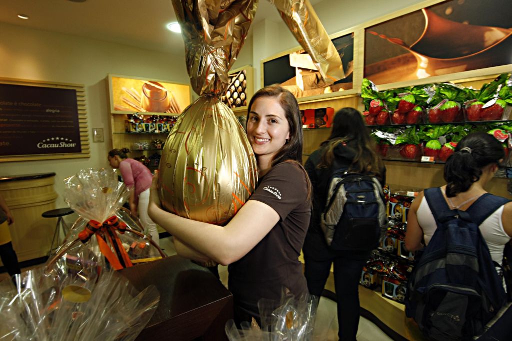 Débora Zago, dona de uma filial da Cacau Show: expectativa de movimento intenso neste sábado | Albari Rosa / Gazeta do Povo