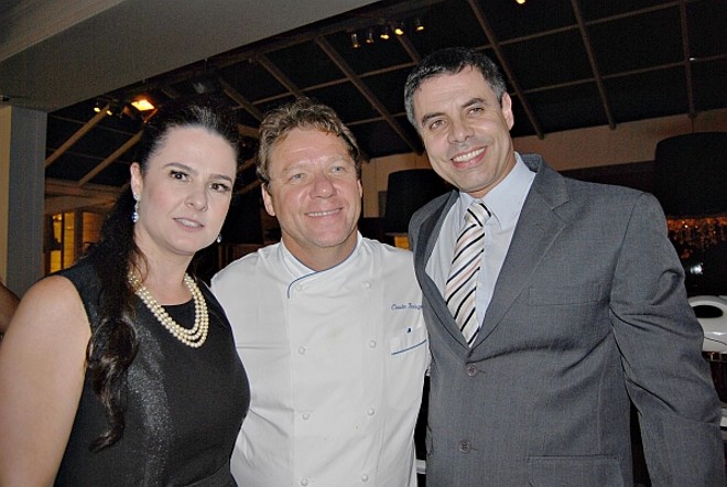 O chef Claude Troisgros entre os anfitriões do Castelo do Batel, Dani e Marcelo Lupion | 