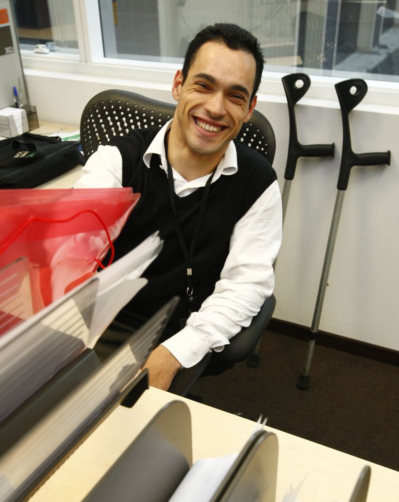 Na faculdade e empregado, Cristian Oleguini acha que esforço leva à superação | Marcelo Elias/Gazeta do Povo