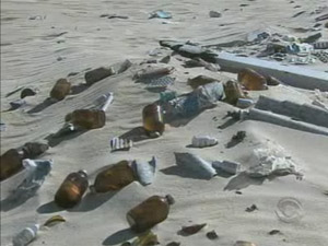 Remédios descartados em praia em Florianópolis | Foto: Reprodução/RBSTV