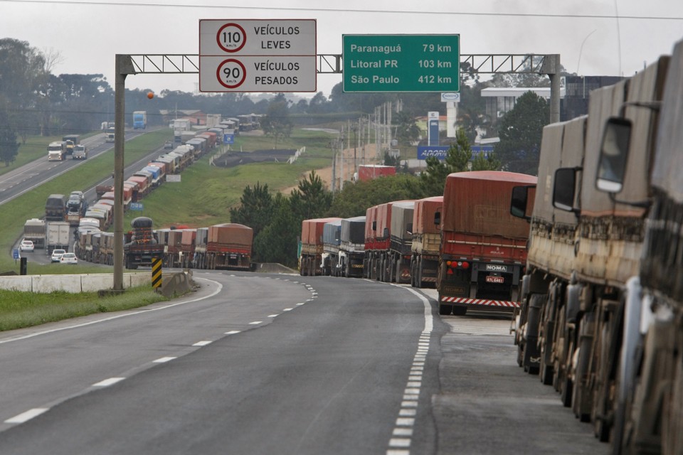 Fila de caminhões carregados com soja aguardam para descarregar no Porto de Paranaguá, no acostamento da BR-116 | Daniel Castellano / AGP / Agência de Notícias Gazeta do Povo