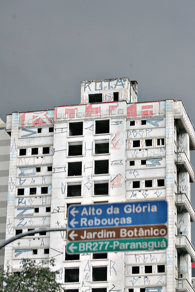 Prédio pichado no Centro de Curitiba: quem vender spray para adolescentes poderá ser enquadrado na Lei de Crimes Ambientais | Ivonaldo Alexandre/ Gazeta do Povo