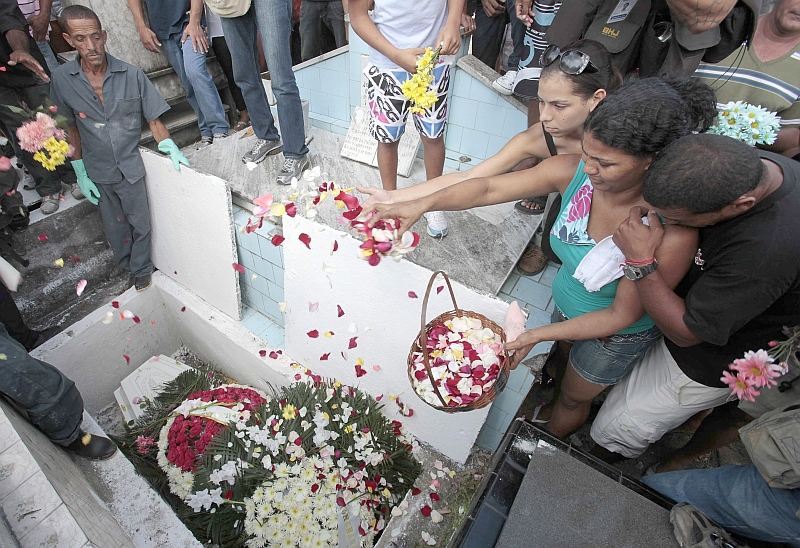 Familiares e amigos se despedem da estudante Géssica Pereira, 14 anos, sepultada ontem: emocionadas, muitas pessoas passaram mal nos enterros | Sérgio Moraes/Reuters