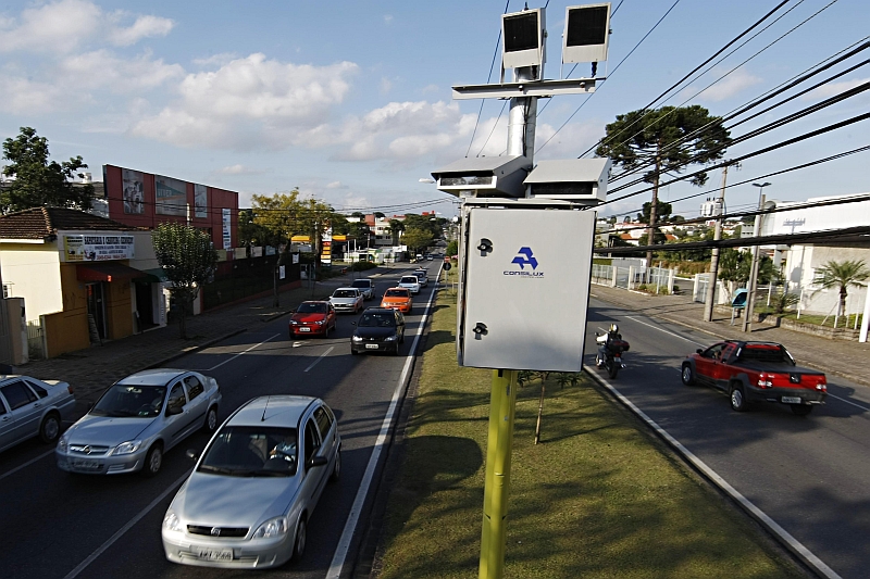 Radar em rua de Curitiba: apesar das denúncias de pagamento de propina e a possibilidade de multas serem apagadas, população da capital aprova o sistema |