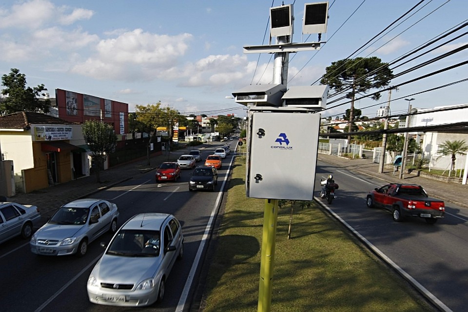 Radar em rua de Curitiba: apesar das denúncias de pagamento de propina e a possibilidade de multas serem apagadas, população da capital aprova o sistema |