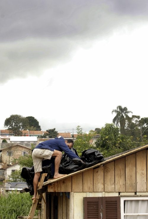 Moradores cobriram as casas com lona preta para evitar mais estragos | Hugo Harada / Gazeta do Povo