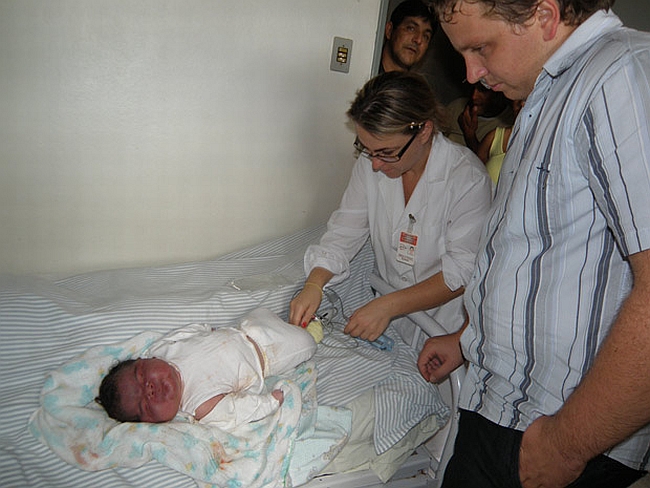 Bebê Júnior César nasceu com 57 centímetros e 6,8 quilos | Foto: Divulgação/Roni César/Secretaria de Saúde de Porto Xavier