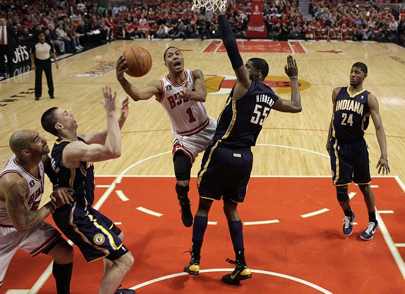 Derrick Rose, camisa 1, dos Bulls avança para marcar dois pontos: jogador decidiu a partida em Chicago | John Gress / Reuters