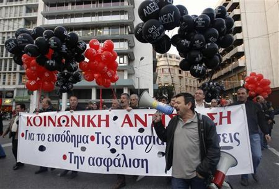 Funcionários públicos protestam contra as medidas de austeridade, em Atenas. Uma greve geral está marcada para 11 de maio | REUTERS/Yiorgos Karahalis