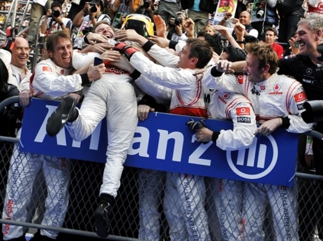 Lewis Hamilton faz a festa com os mecânicos da McLaren: eles tiveram um trabalho inesperado com o vazamento de combustível no carro do inglês minutos antes da largada | 
