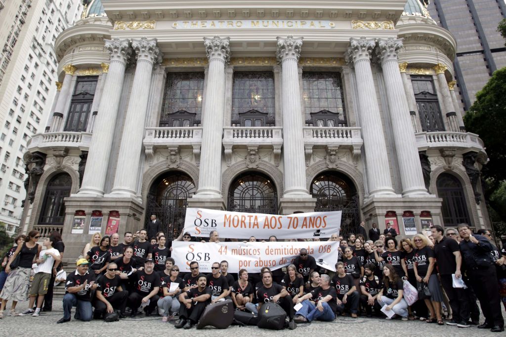 Músicos da Sinfônica fazem protesto diante do Theatro Municipal do Rio de Janeiro | Monica Imbuzeiro/Agência O Globo