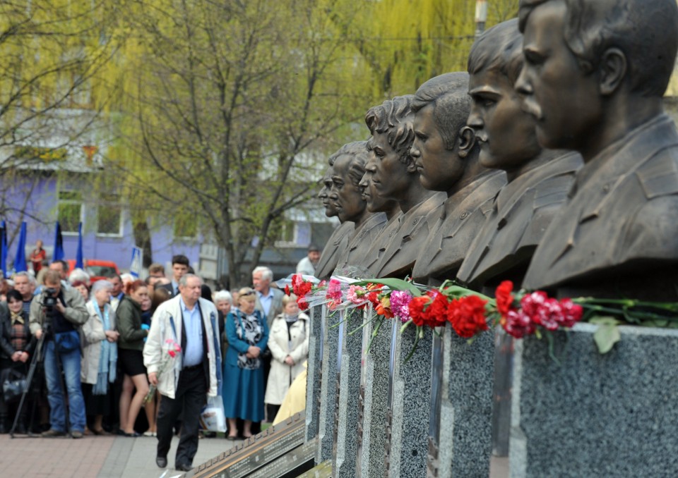 Em memorial, população lembra o acidente nuclear que aconteceu dia 26 de abril de 1986 | AFP PHOTO / SERGEI SUPINSKY