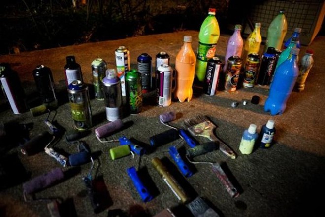 Fora apreendidos rolos de pintar, pincéis e latas e garrafas com tintas | 