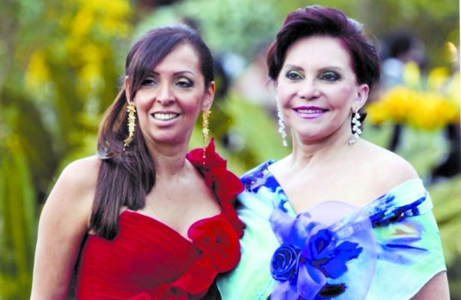 Em cores vibrantes, as convidadas Beth Palazzo e Tânia Ribas |