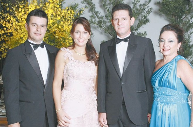 Clube Curitibano comemora 129 anos -O Baile de Aniversário do Clube Curitibano, que comemorou 129 anos, foi um grande sucesso, reunindo cerca de mil associados e convidados em uma das mais animadas festas da temporada, comandada pelo presidente Joaquim Miró e sua esposa Maria Cristina e pelo diretor social André Fanaya e sua esposa Clarina. Destaque para a decoração em tons de amarelo e nude, assinada por Marcos Soares e para a exibição das obras do acervo do clube, que conta com os mais importantes artistas paranaenses. Na foto, Joaquim Miró e Maria Cristina ao lado da diretora geral do clube, Terezinha Pereira Abagge e Antonio Cezar Mendes de Souza | 